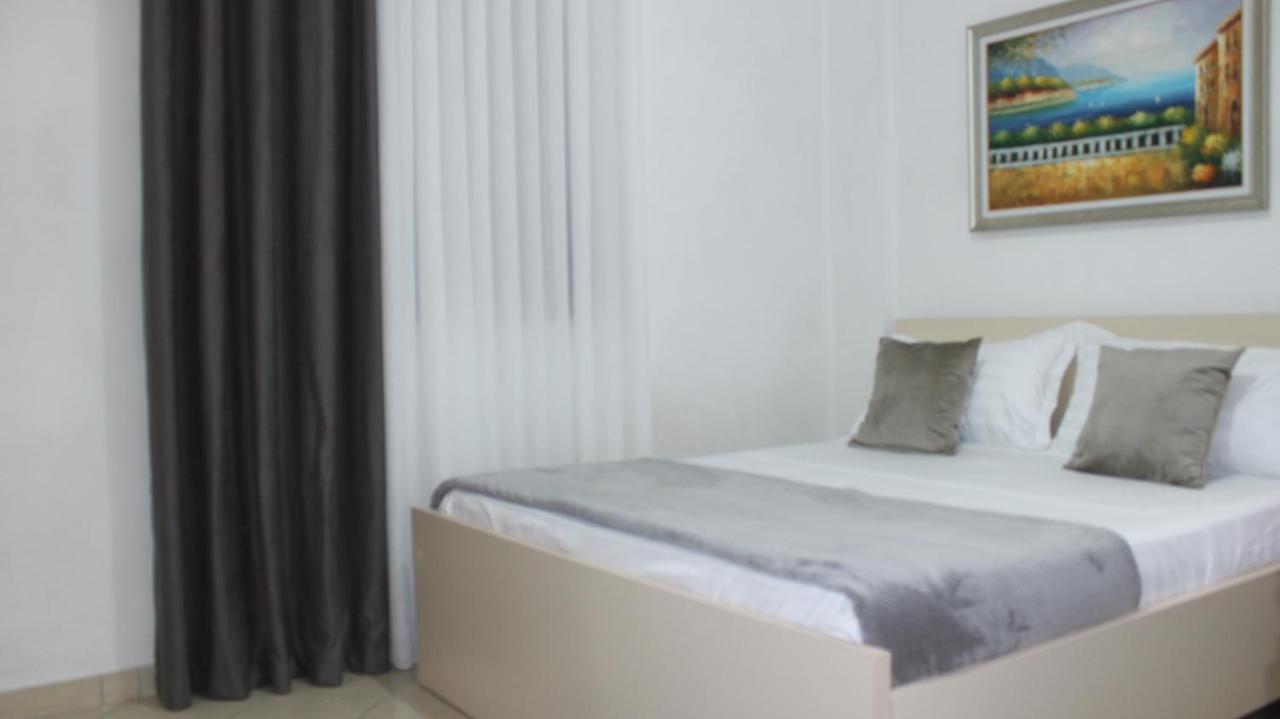 Deni'S Family Apartment In New Blvd 地拉那 外观 照片